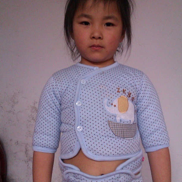 2013/07/14 — 别人送给弟弟的衣服，我帮他试试，先占鲜，(刘婷在家拍摄)