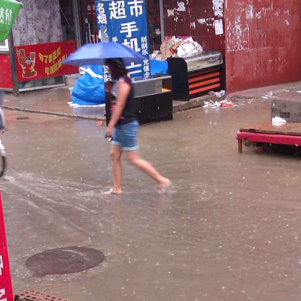 2013/07/16 — 雨中行人(刘婷拍摄于东沙)